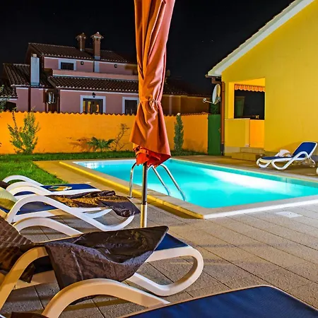 Amazing Home In Labin בית נופש לאבין