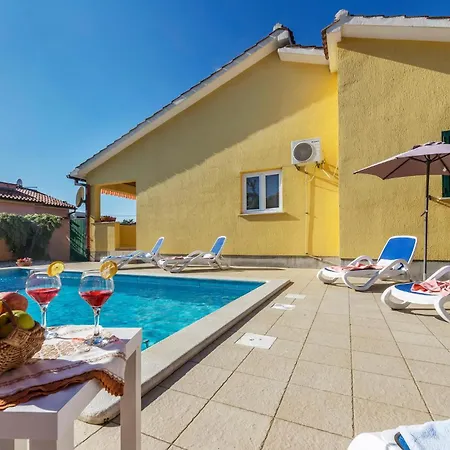 Amazing Home In Labin בית נופש לאבין